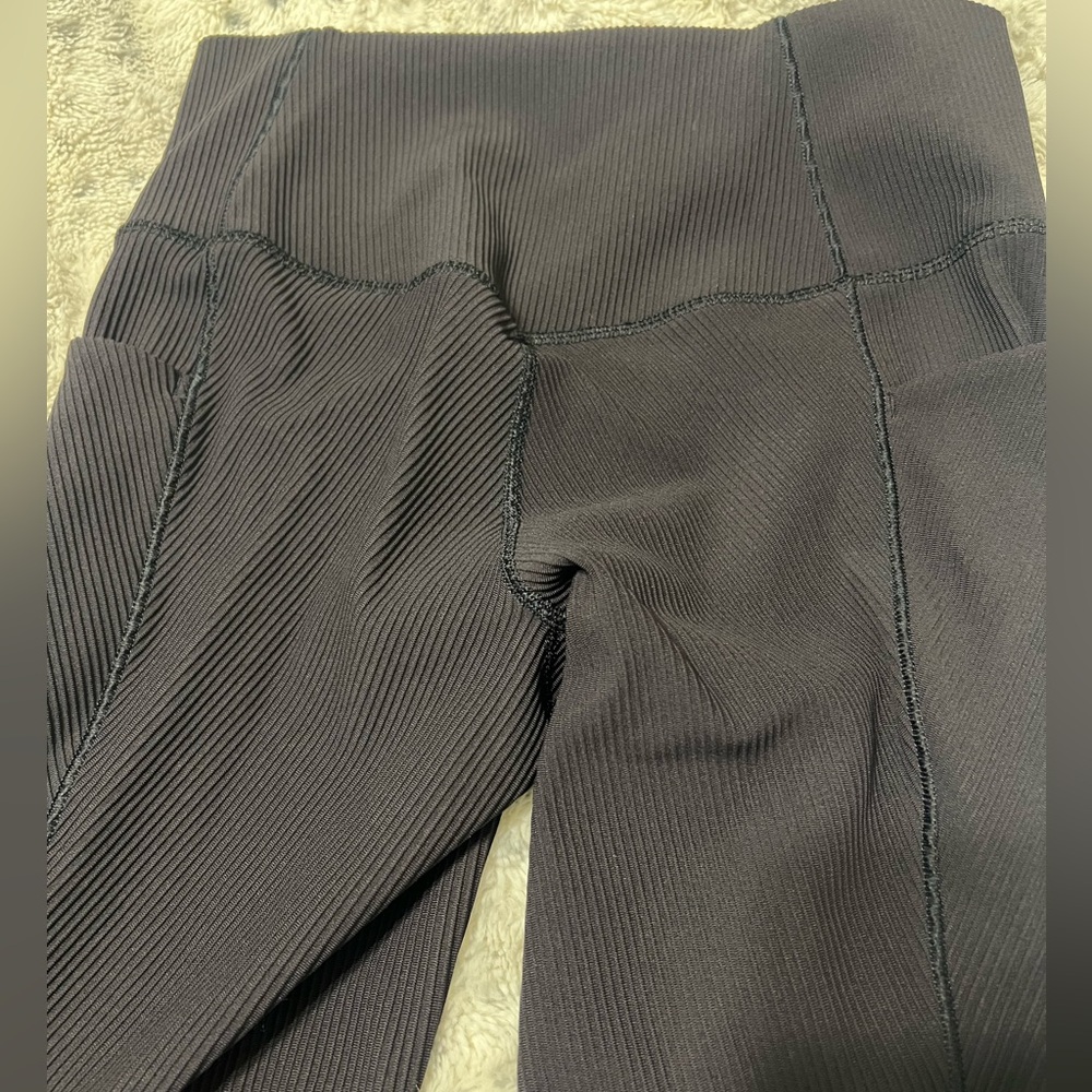 Athleta salutation stash pocket 7/8 black rib crop EUC - Picture 3 of 7